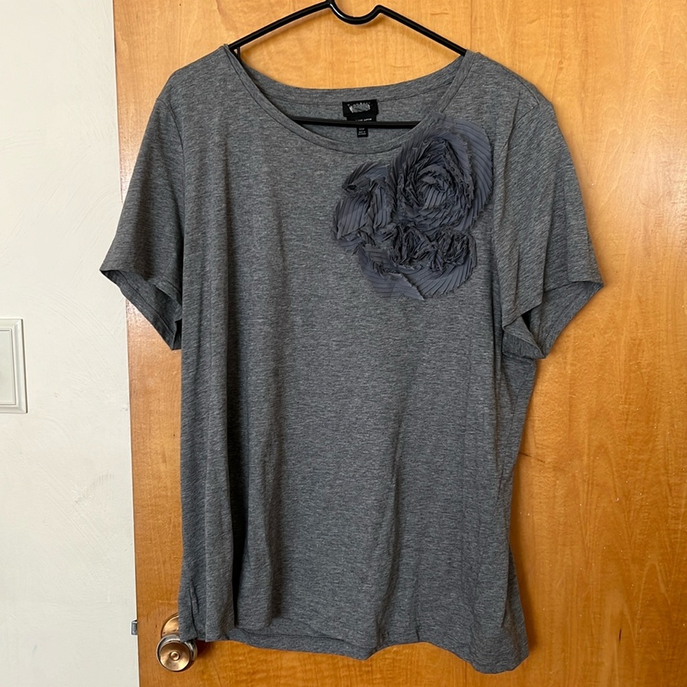 XL gray shirt with flower detail